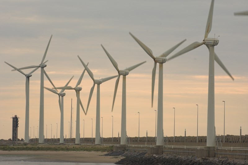 Wind turbines in Zeebrugge (Yves Adams - Vildaphoto)